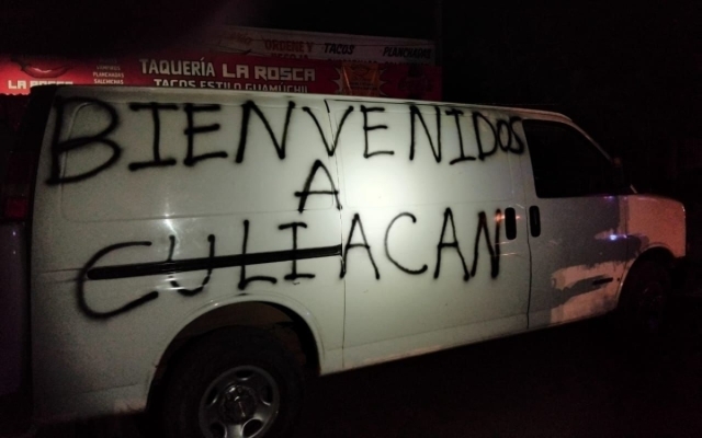 Hallan camioneta con cuerpos y mensaje durante gira de AMLO en Sinaloa