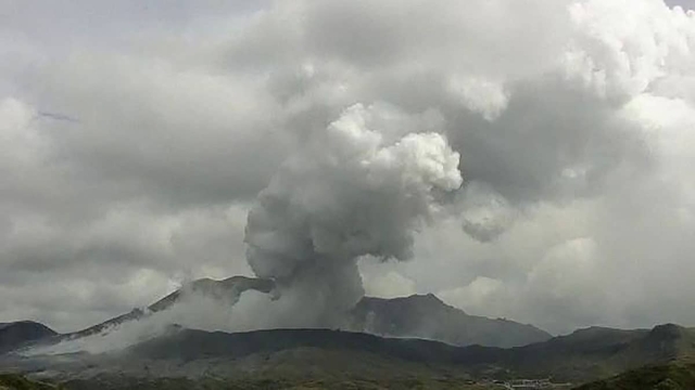 Volcán Monte Aso entra en erupción