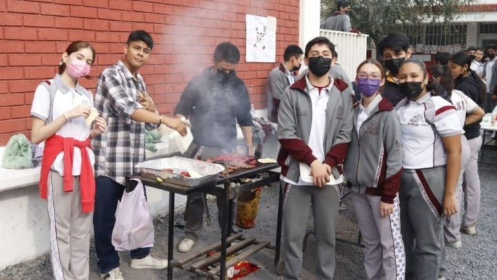 Secundaria de Monterrey imparte taller para preparar una carnita asada