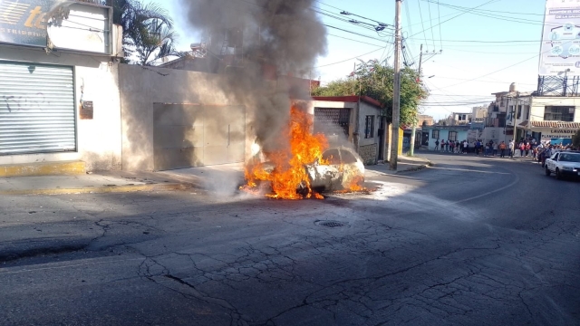 Atendió CEPCM incendio de vehículo en avenida Universidad