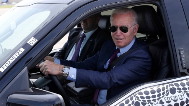 Joe Biden defiende a industria de autos eléctricos.