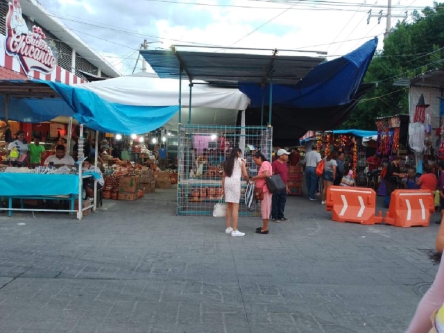 A partir de este sábado amanecieron ya los puestos de Días de Muertos en la periferia del mercado de Jojutla, que ofertarán lo relacionado a esta celebración.  