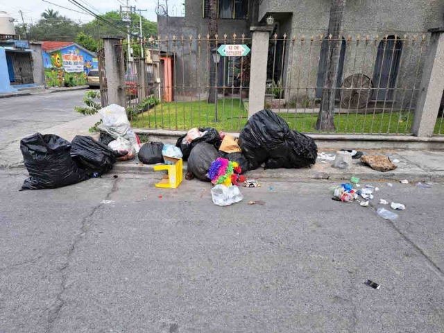 Ciudadanos sacan su basura de manera habitual a la calle, pero debido a que no hay camiones, se queda en el lugar por varios días.