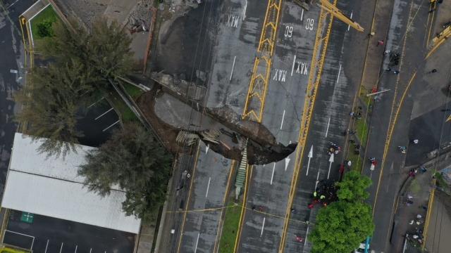 Socavón de 10 metros provoca cierres viales en Zapopan, Jalisco