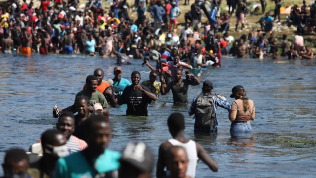 México pide a haitianos que regresen y pidan asilo.