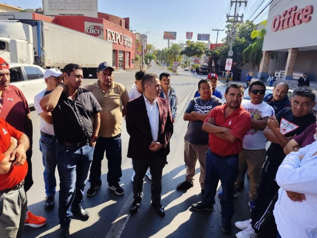 Autoridades de la Coordinación General de Movilidad y Transporte dialogaron con manifestantes en el crucero de Teopanzolco, en la avenida Plan de Ayala, y acordaron reuniones para atender los reclamos de los transportistas. 