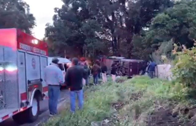 Cuatro personas fallecidas tras volcadura de autobús en Huitzilac