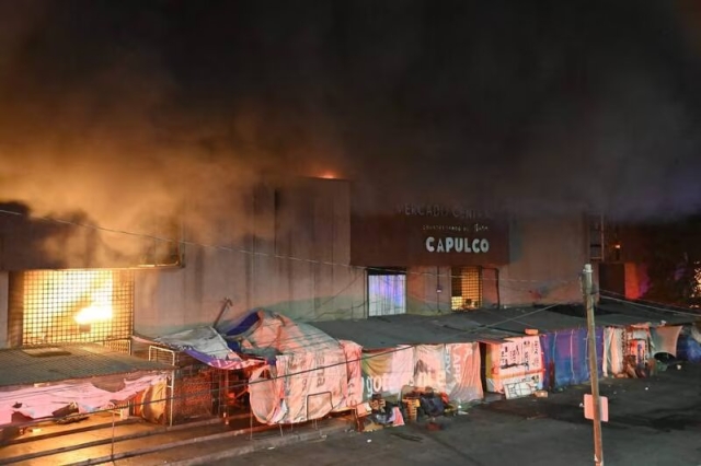 Incendio en Mercado Central de Acapulco arrasa con 570 locales comerciales