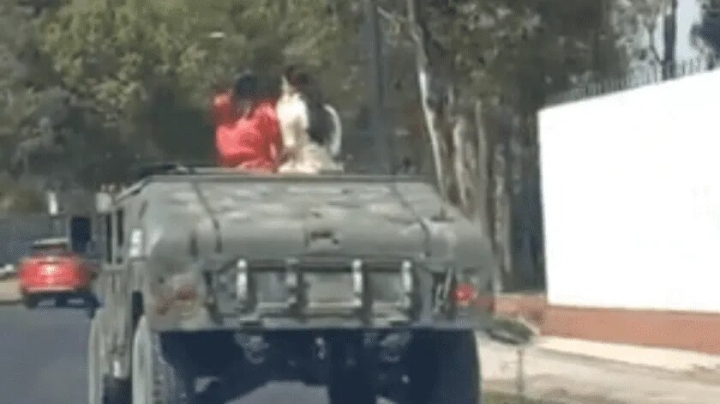 Captan a jóvenes paseando en vehículo militar como si fueran quinceañeras