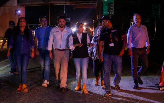 Evelyn Salgado recorre zona afectada por Otis en Acapulco