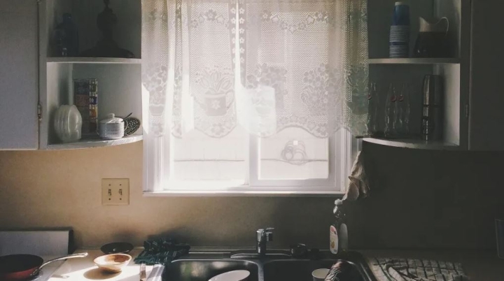 4 trucos caseros para lavar tus cortinas de la cocina y quitarles la grasa