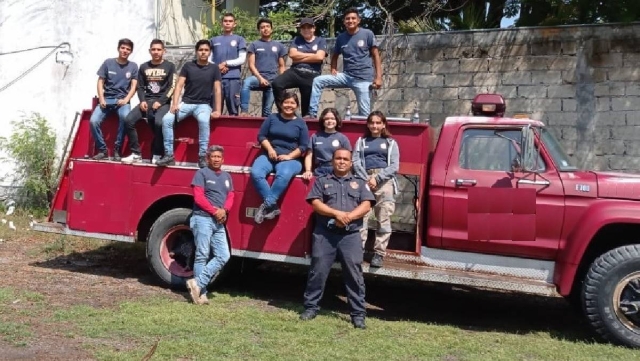 El equipo de Bomberos Voluntarios quiere reparar el camión que ya tiene, pero le falta el motor.