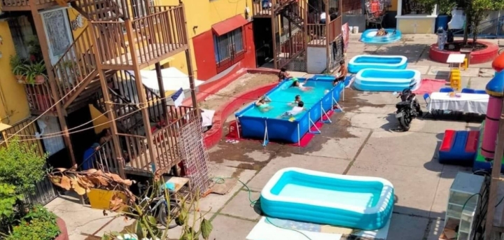 Vecinos de Tepito improvisan un balneario para mitigar el calor