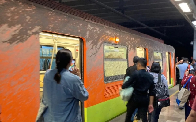Cae cemento a tren del Metro de la Línea 12 | Video