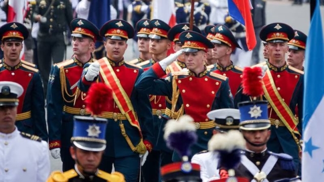 Embajada de Ucrania critica contingente ruso en desfile militar de México