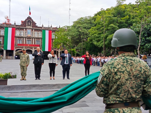 Encabeza encargado de Sedagro izamiento de Bandera Nacional en plaza de armas