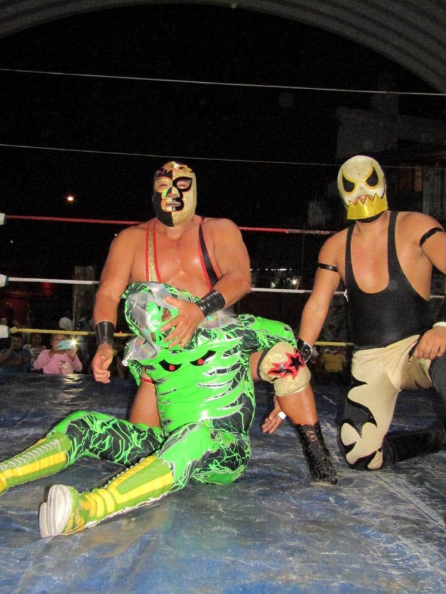 Pequeño Pierrot, luchador mini del CMLL, ganó el combate estelar haciendo tercia con Exagonicto y Mandíbula Jr.