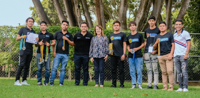 Margarita González Saravia reconoce a estudiantes morelenses que ganaron Torneo Nacional de Robótica