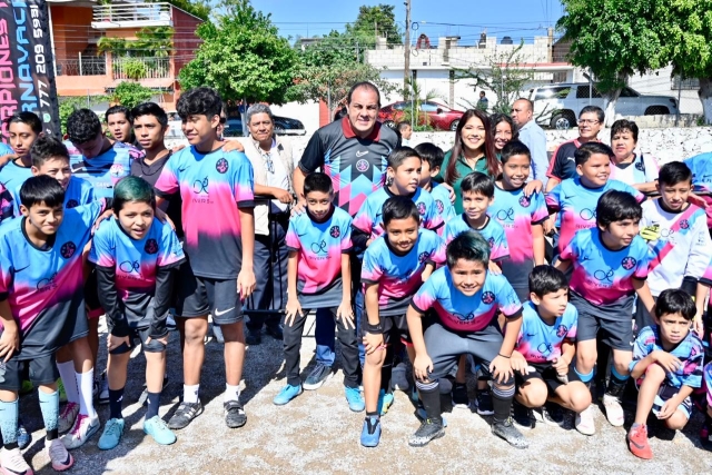 Acude gobernador a colonia Morelos de Jiutepec; iniciarán obras de rehabilitación de campo de futbol