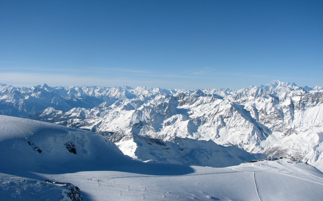 Más de 2 mil turistas atrapados tras deslizamiento en Alpes suizos