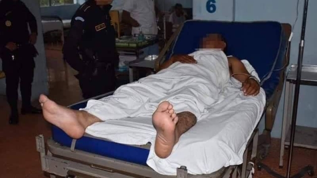 Llegó herido a un hospital a pedir ayuda