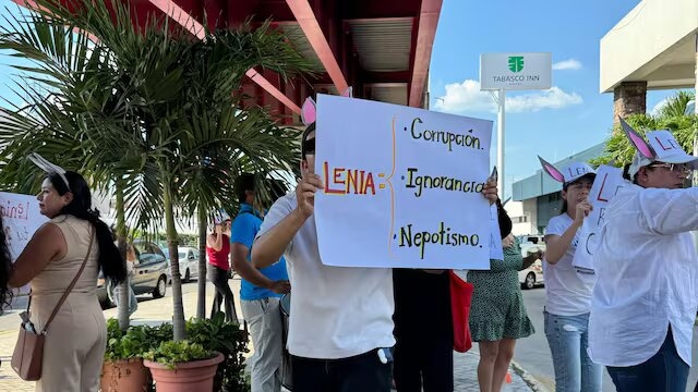 Reciben a Lenia Batres en Tabasco entre abucheos y orejas de burro