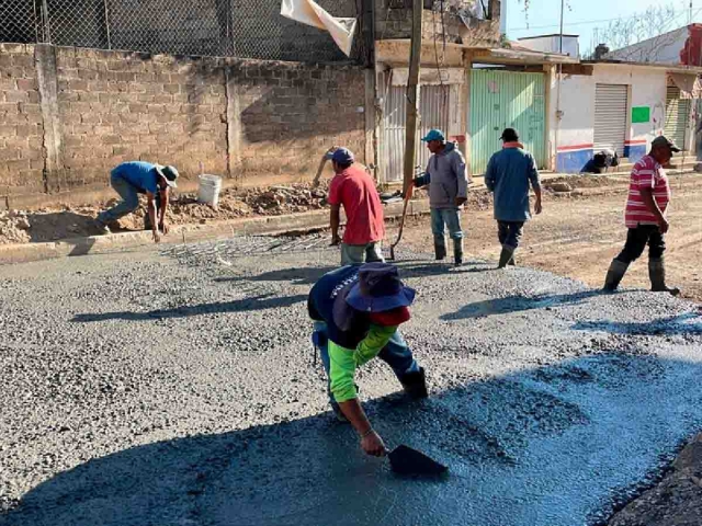 Continúan trabajos de pavimentación en la avenida Camino Antiguo a Tepoztlán 