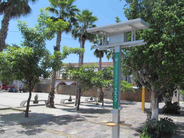 Ya hay cargadores solares para celular en el zócalo de Jojutla. En los próximos días se colocarán más en otros puntos del municipio.