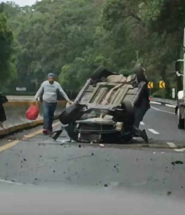 Vuelca un vehículo en la autopista México-Acapulco