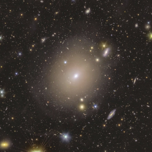 Telescopio Euclid detecta anillo de luz alrededor de una galaxia cercana