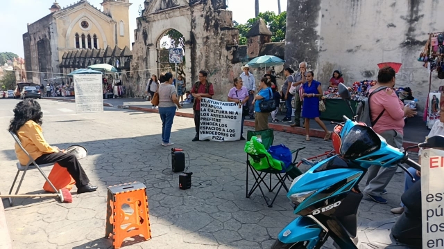 Bloquean artesanos y pintores calle Hidalgo del centro de Cuernavaca