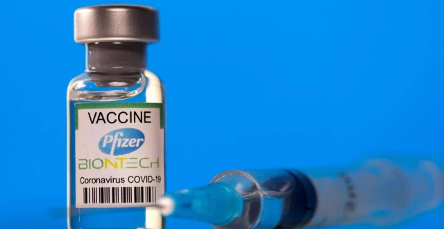 Pfizer trabaja en una versión de la vacuna COVID.
