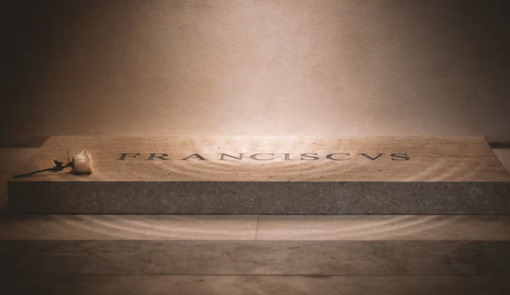 El detalle tipográfico que rompe la armonía en la tumba del papa Francisco y pasó desapercibido | Video