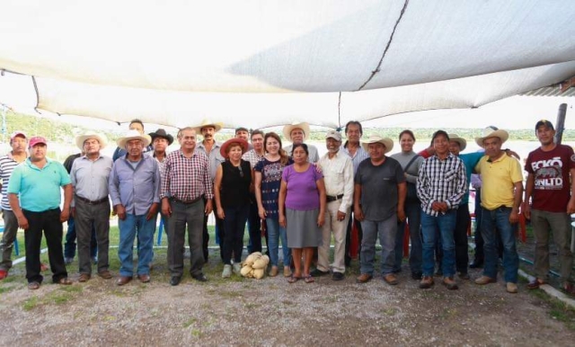 Realiza Margarita González Saravia gira por Tlayacapan y Coatetelco con productores del campo y representantes de centrales de abasto