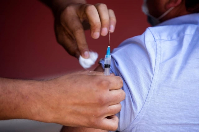 En Chile sólo se aplicará la vacuna de AstraZeneca en hombres.