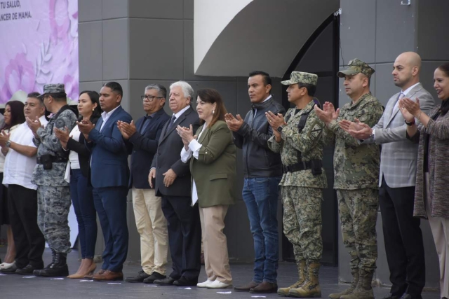 Margarita González Saravia encabezó la ceremonia de honores a la bandera de este lunes en la explanada municipal de Emiliano Zapata.