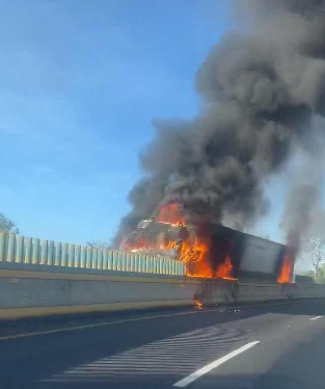 Incendio de tráiler en el kilómetro 28 de la autopista México-Cuernavaca