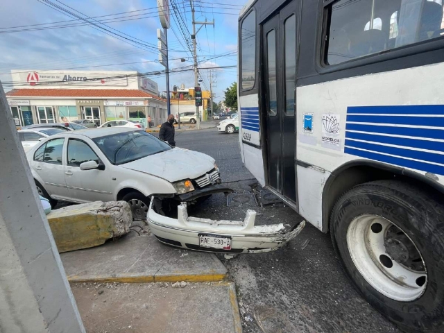 Choque entre un auto y una “ruta” deja daños materiales