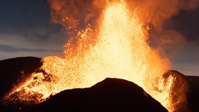 Dron se estrella en muro de lava de un volcán en erupción.