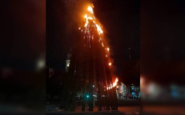 Se incendia árbol de Navidad en Tlalnepantla, Estado de México