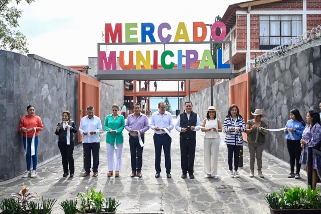 Entrega gobernador Cuauhtémoc Blanco nuevo mercado municipal en Tepoztlán