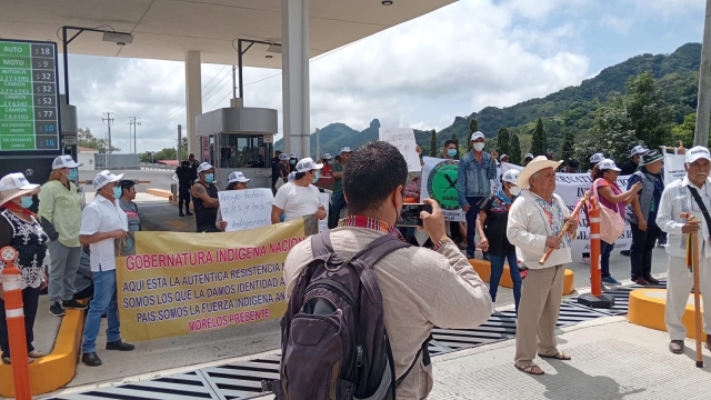 Manifestantes realizan bloqueo en la caseta de Tepoztlán