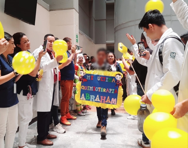 Toca campana de la victoria niño de 14 años de edad, tras vencer al cáncer en IMSS Morelos