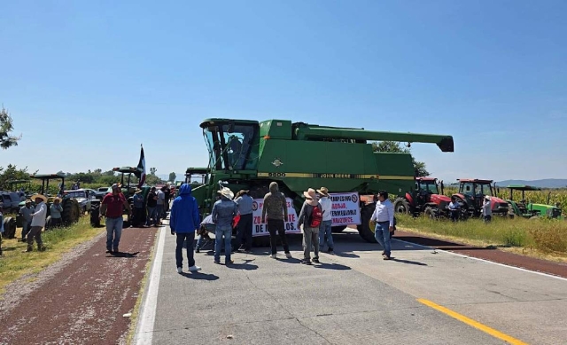 Campesinos bloquean autopista Siglo XXI en Morelos