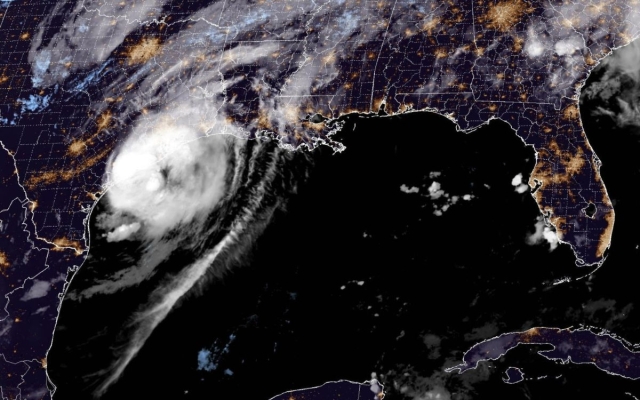 Huracán Beryl impacta Texas con fuertes vientos