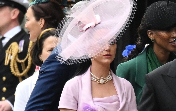 Katy Perry se viste de rosa y deslumbra en la coronación del rey Carlos III