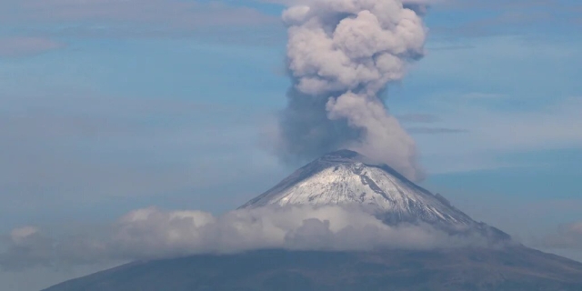 Suspenden vuelos en el Aeropuerto de Puebla por caída de ceniza del Volcán Popocatépetl