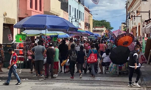 Comerciantes establecidos se quejan por la invasión del ambulantaje en el Centro de la ciudad de Cuautla. 