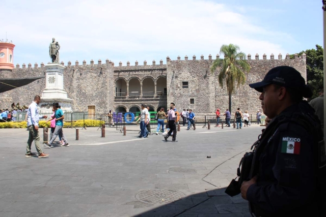 La Policía vigila que el comercio ambulante no invada la explanada del Palacio de Cortés.  