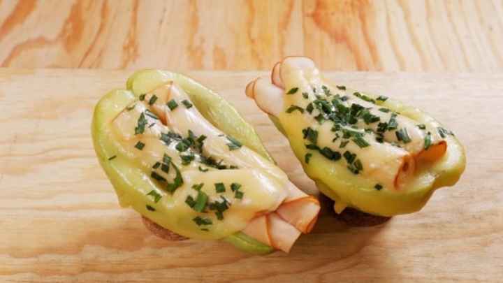 Chayotes rellenos de jamón y queso, prepara una deliciosa y ligera cena con esta receta